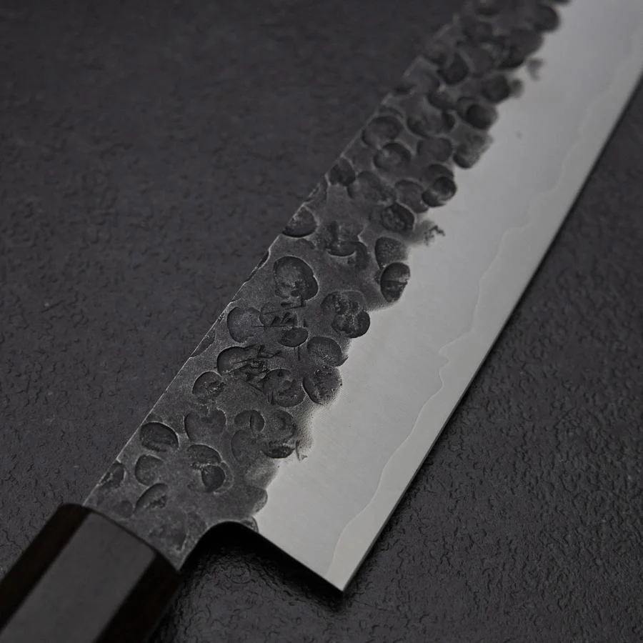 Gyuto AUS-8 Kurouchi Tsuchime Walnuss- und Rosenholz Griff 200mm - Image 3