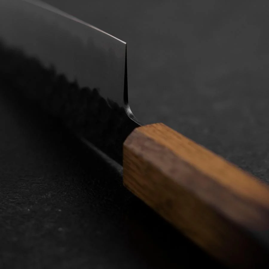 Gyuto AUS-8 Kurouchi Tsuchime Yaki Urushi Griff 200mm - Image 4