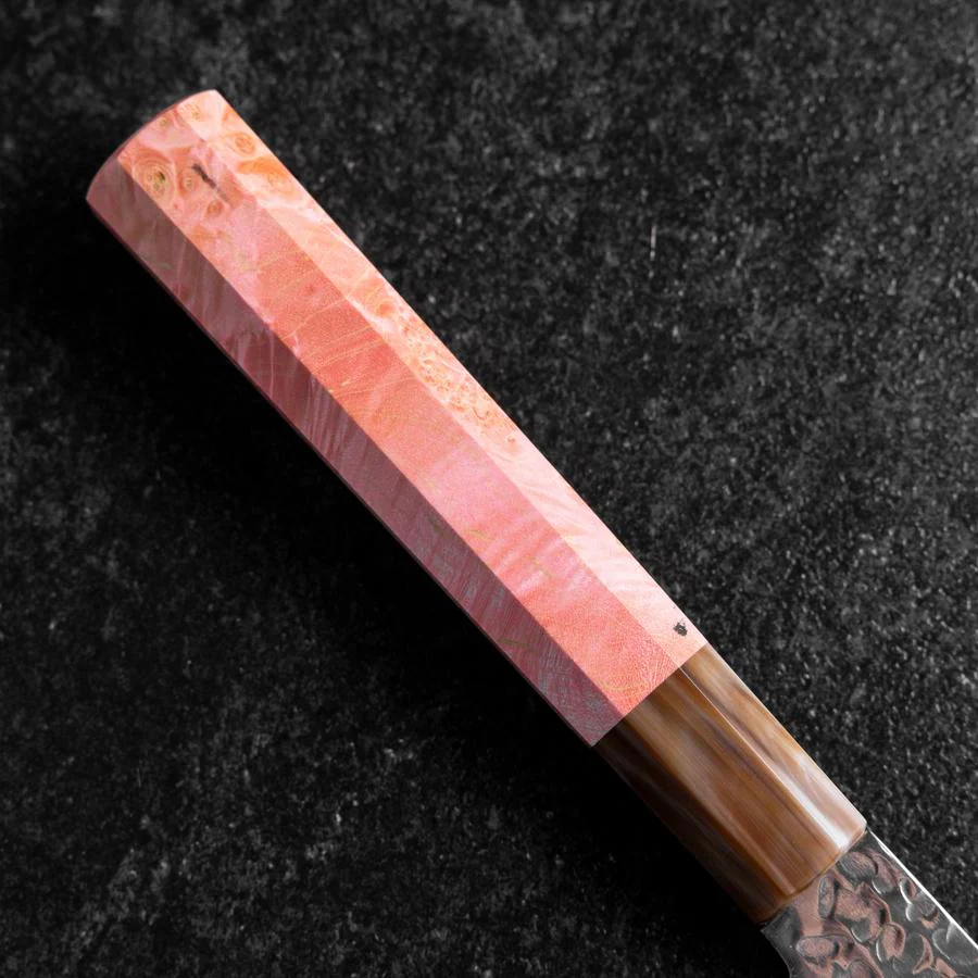 Gyuto VG-10 Kagami Tsuchime Damast Dunkelrosa Büffelhorn und Ahornholz Griff 210mm - Image 6