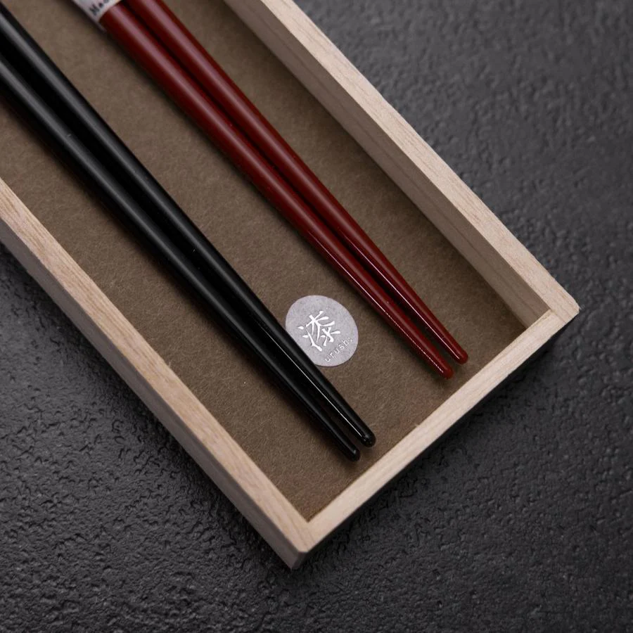 Hosomi Hangai (Muscheleinlage) Rot 215 mm und Schwarz 235 mm Lackiertes Holz mit Paulownia-Holzbox - Image 2