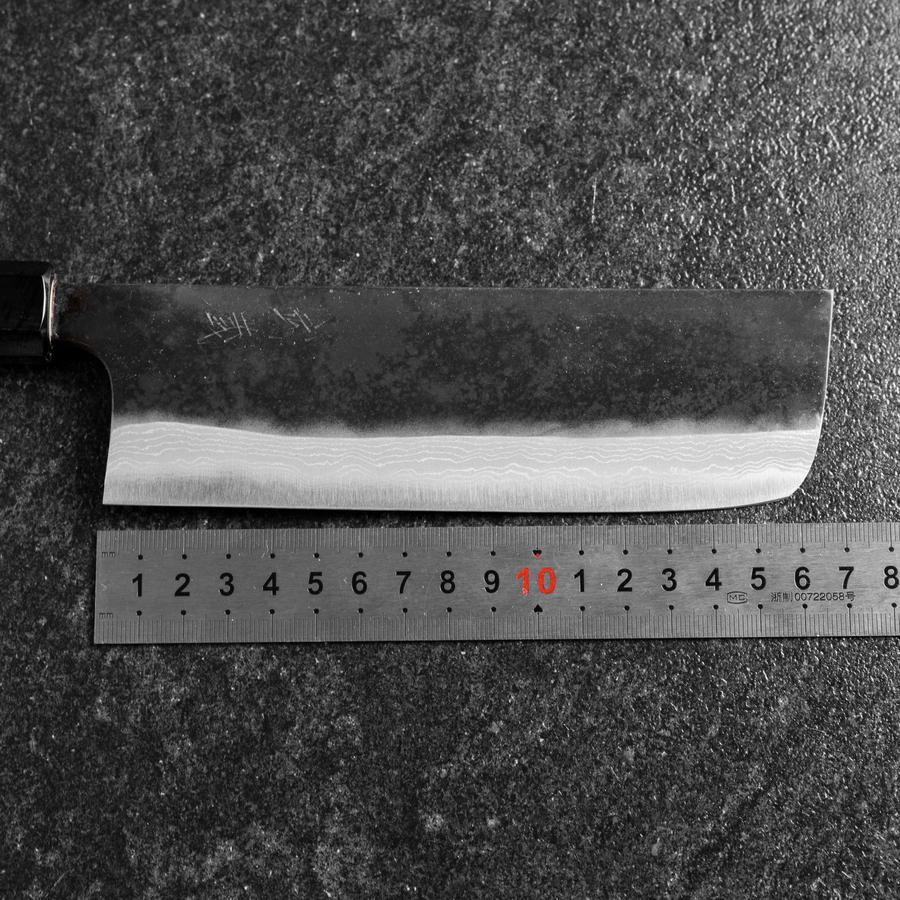 Nakiri Blue Steel #2 Kurouchi Damast Büffelhorn und Magnolienholz Griff 165mm - Image 7