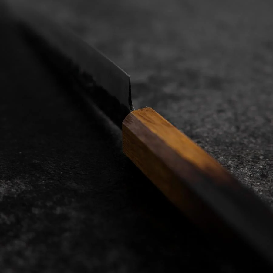 Petty Edelstahlummantelung AUS-8 Kurouchi Tsuchime Yaki Urushi Griff 155mm - Image 4
