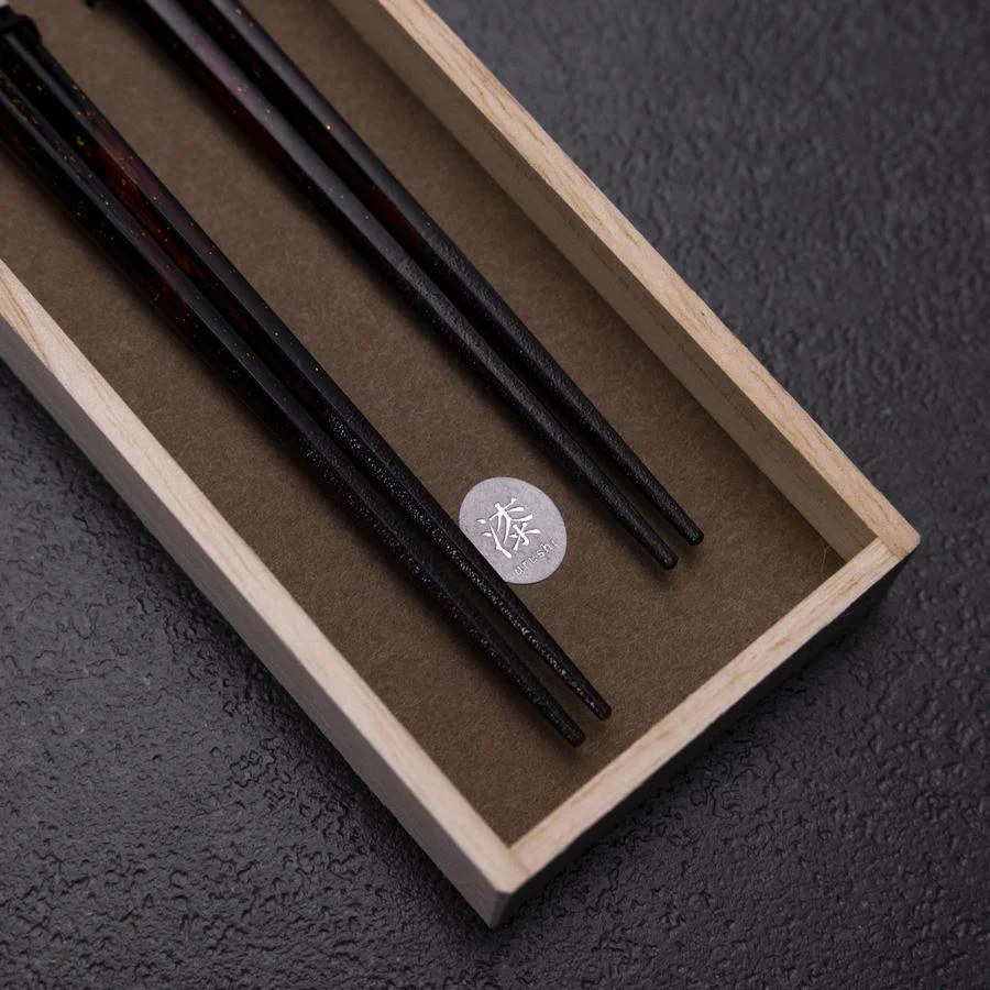 Rokkaku Akira Essstäbchen Set (Hexagon) Rot 215 mm und Schwarz 235 mm Lackiertes Holz mit Paulownia-Holzbox - Image 2