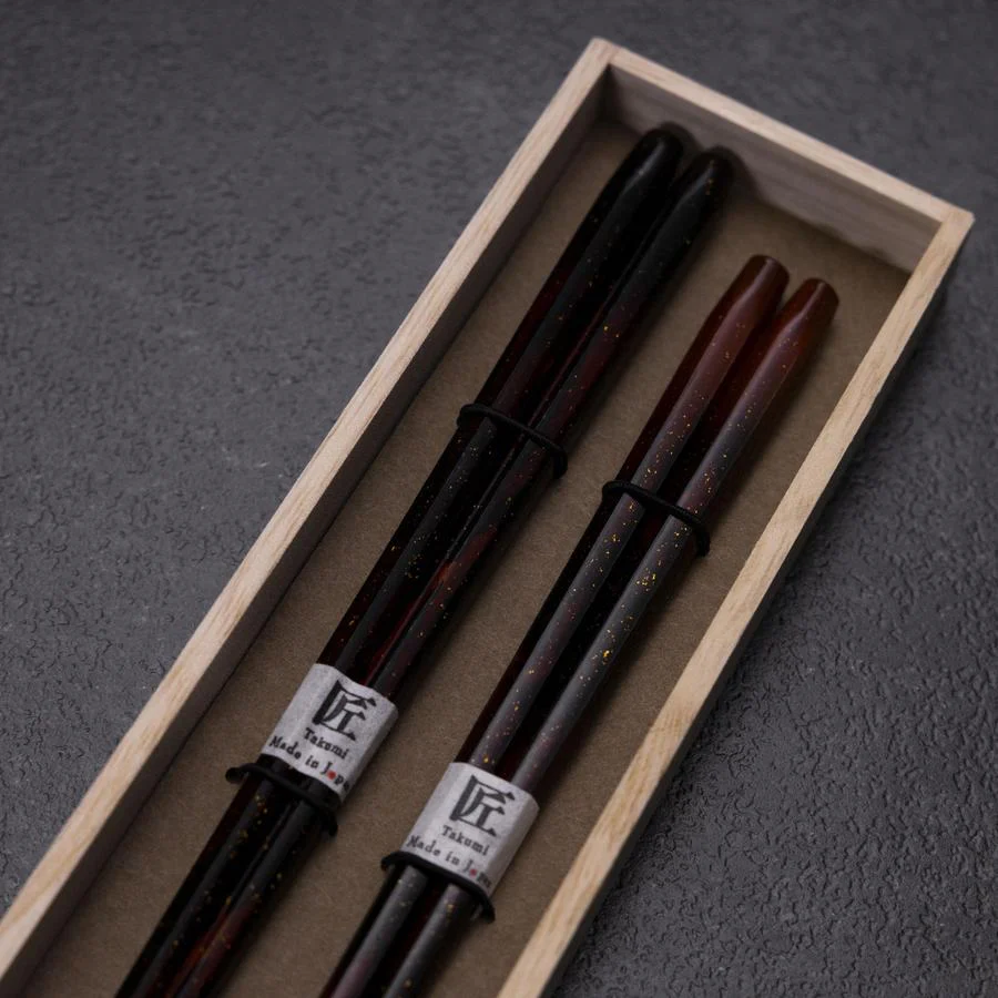 Rokkaku Akira Essstäbchen Set (Hexagon) Rot 215 mm und Schwarz 235 mm Lackiertes Holz mit Paulownia-Holzbox - Image 3