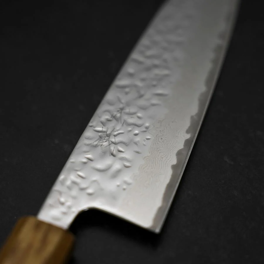 Santoku AUS-10 Kagami Tsuchime Damast Yaki Urushi Griff 165mm - Image 3