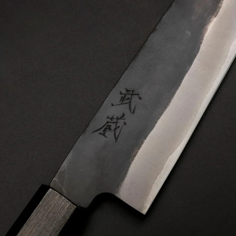 Santoku Blue Steel #1 Edelstahlummantelung Kurouchi Grüner Urushi Griff 170mm - Image 3