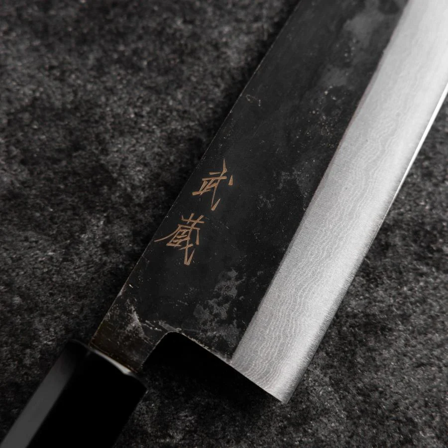 Santoku Blue Steel #2 Kurouchi Damast Büffelhorn und Walnussholz Griff 165mm - Image 3