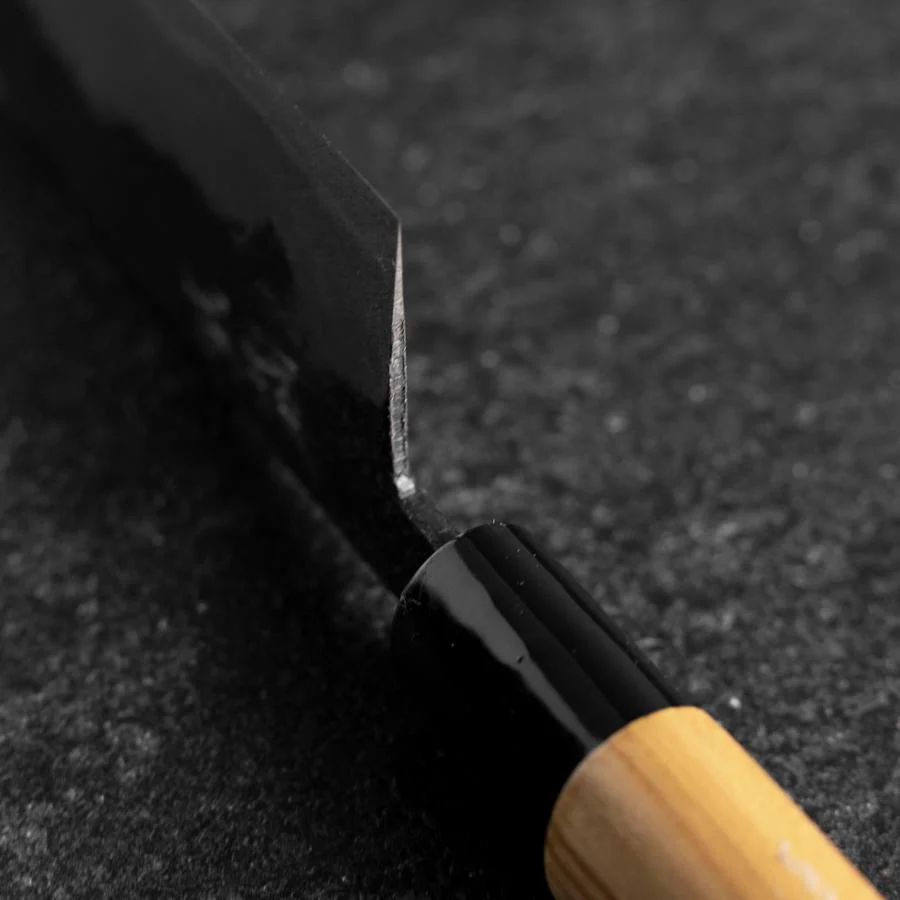 Santoku Blue Steel #2 Kurouchi Runder Zelkove Griff 150mm - Image 4