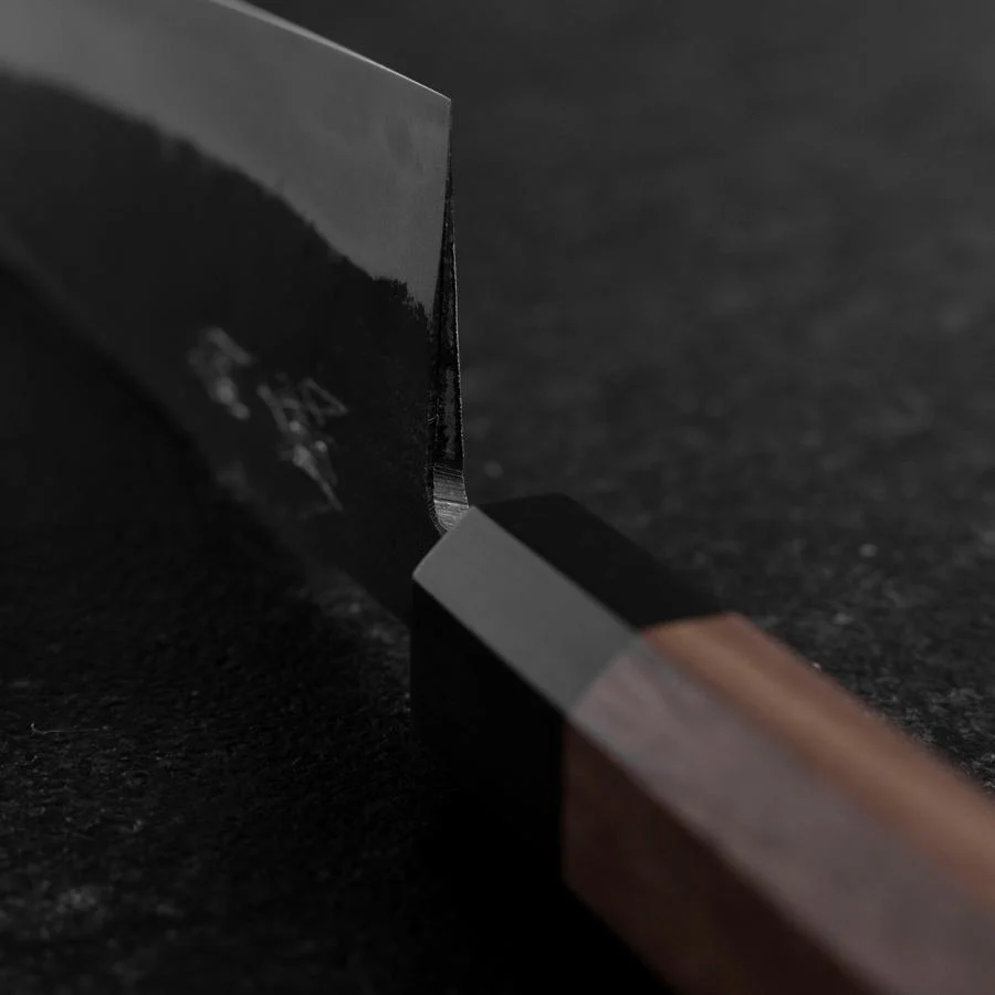 Santoku Blue Steel #2 Edelstahlummantelung Kurouchi Büffelhorn und Walnussholz Griff 165mm - Image 4