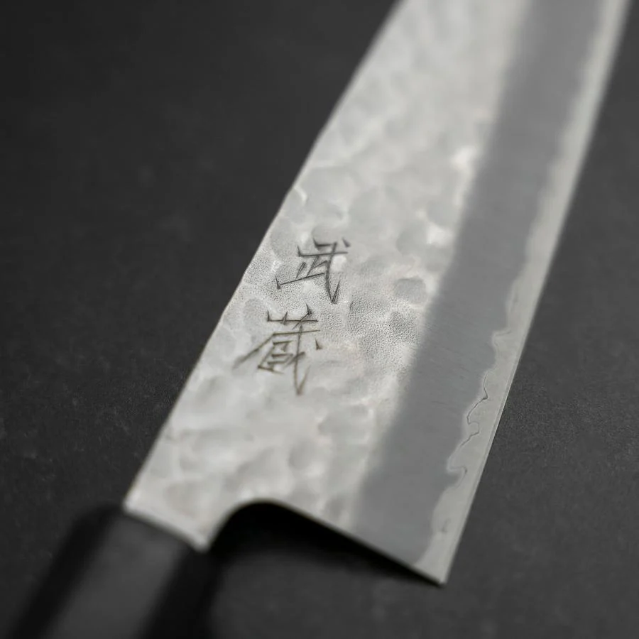 Santoku Edelstahlummantelung Blue Super Tsuchime Büffelhorn und Ebenholz Griff 165mm - Image 3