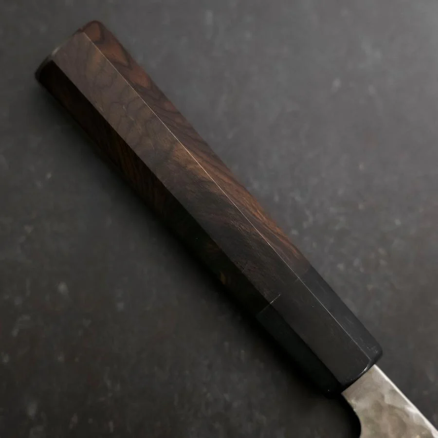Santoku Edelstahlummantelung Blue Super Tsuchime Büffelhorn und Ebenholz Griff 165mm - Image 6