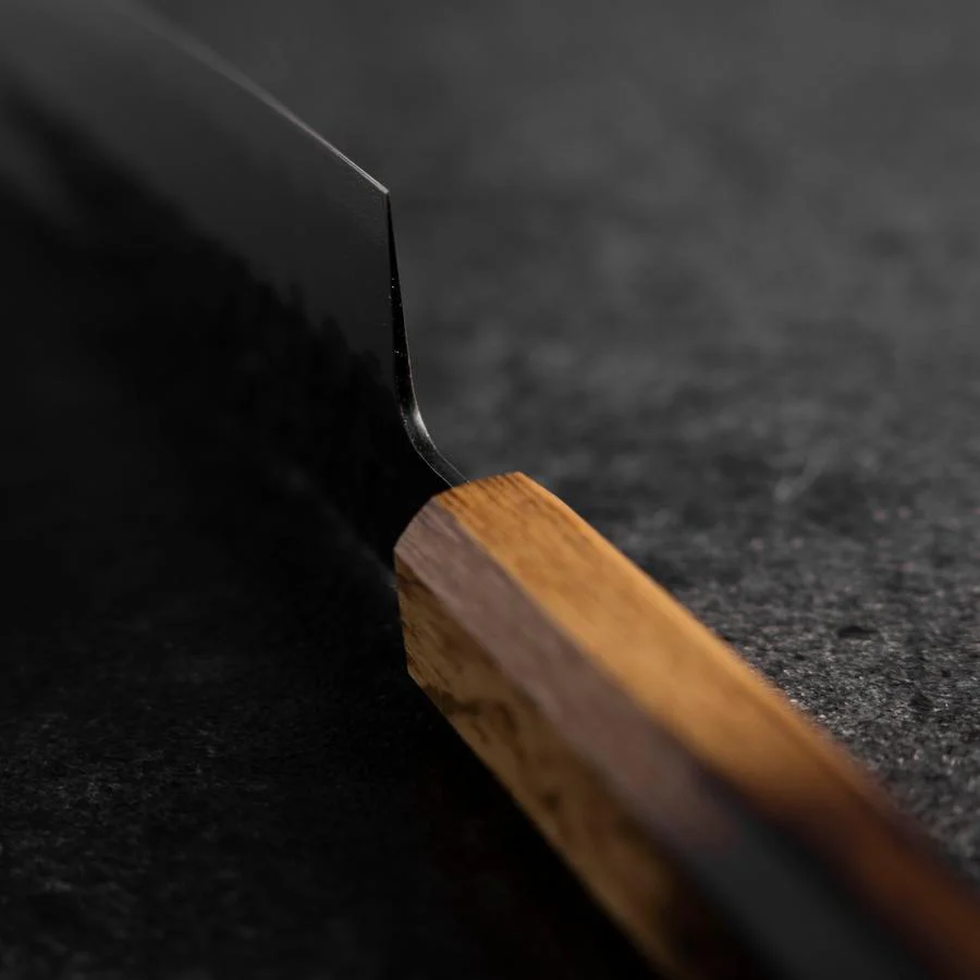 Santoku Edelstahlummantelung AUS-8 Kurouchi Tsuchime Yaki Urushi Griff 170mm - Image 4