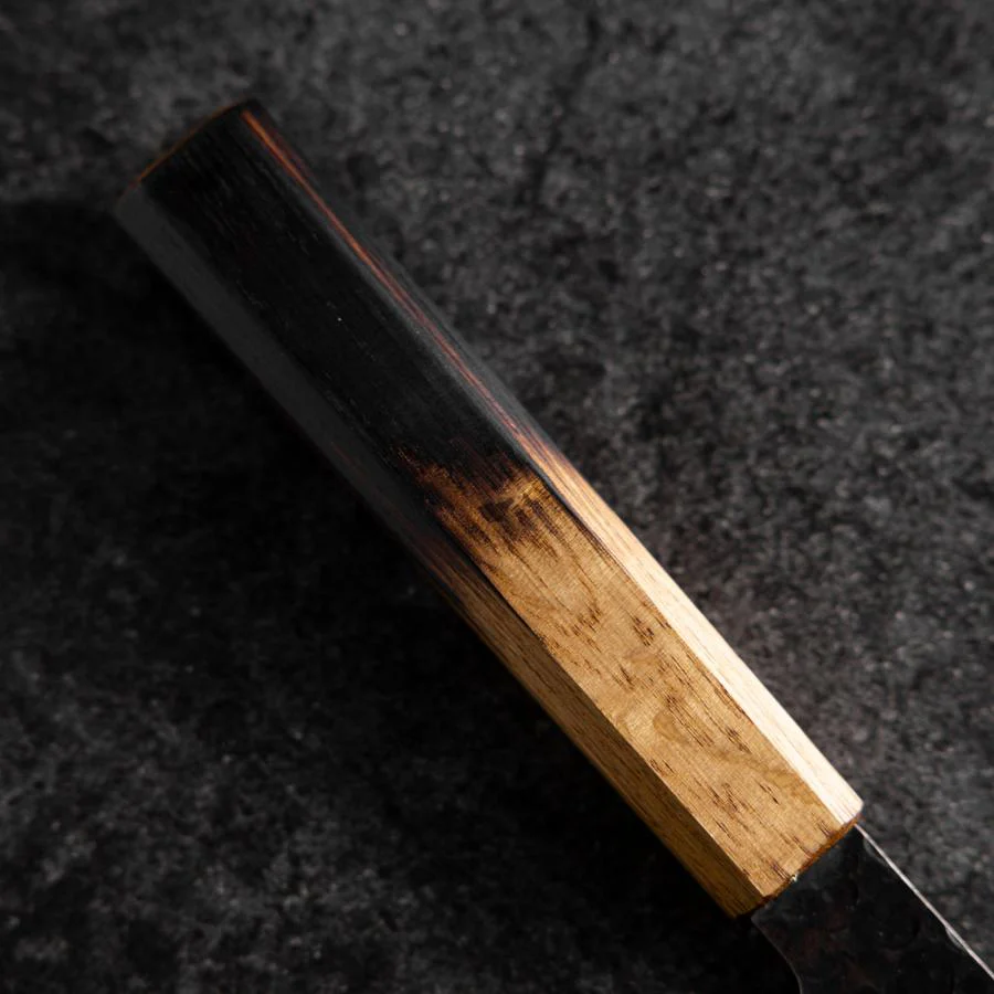 Santoku Edelstahlummantelung AUS-8 Kurouchi Tsuchime Yaki Urushi Griff 170mm - Image 6