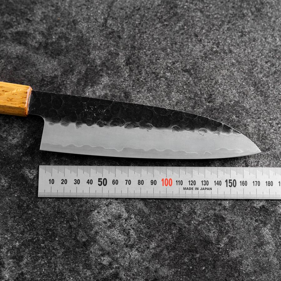 Santoku Edelstahlummantelung AUS-8 Kurouchi Tsuchime Yaki Urushi Griff 170mm - Image 7