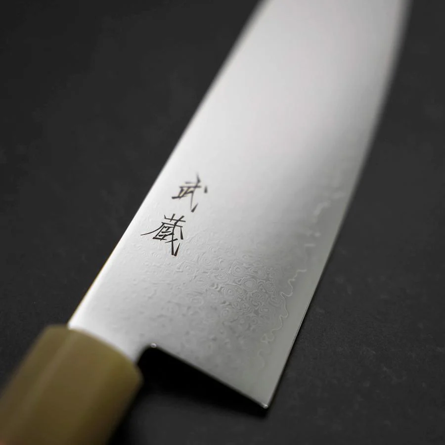Santoku VG-10 Damast Dunkelrosa Büffelhorn und Ahornholz Griff 180mm - Image 3