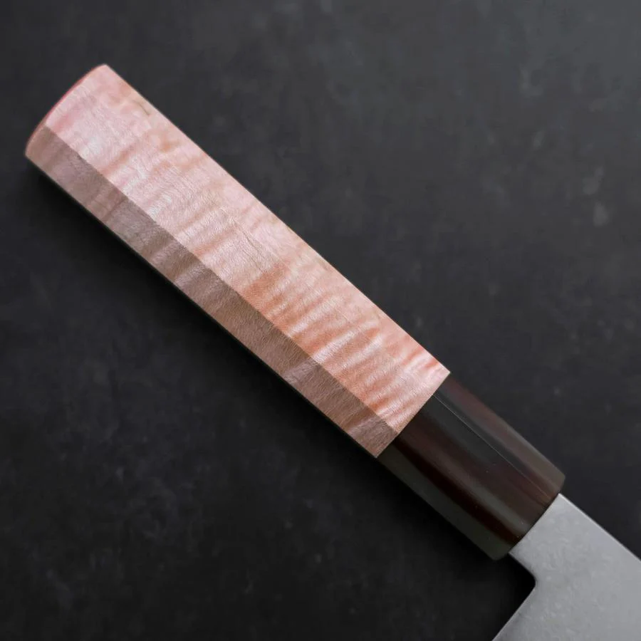 Santoku VG-10 Damast Hellrosa Büffelhorn und Ahornholz Griff 180mm - Image 6