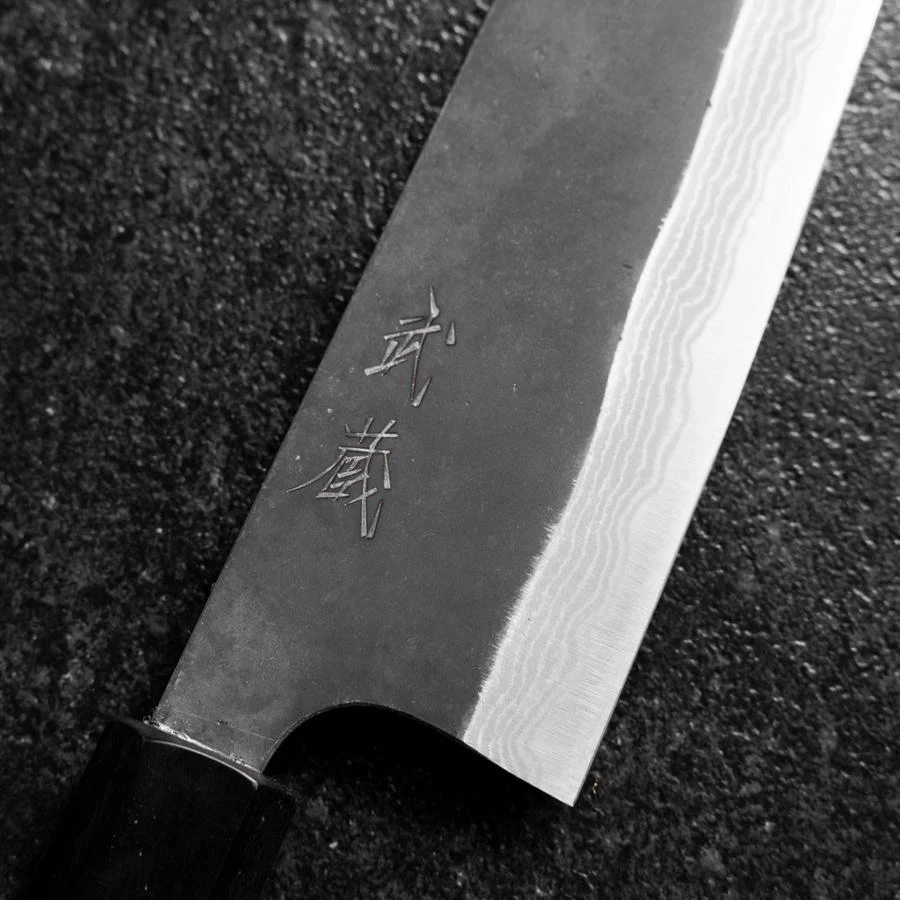 Santoku Blue Steel #2 Kurouchi Damast Büffelhorn und Magnolienholz Griff 170mm - Image 3