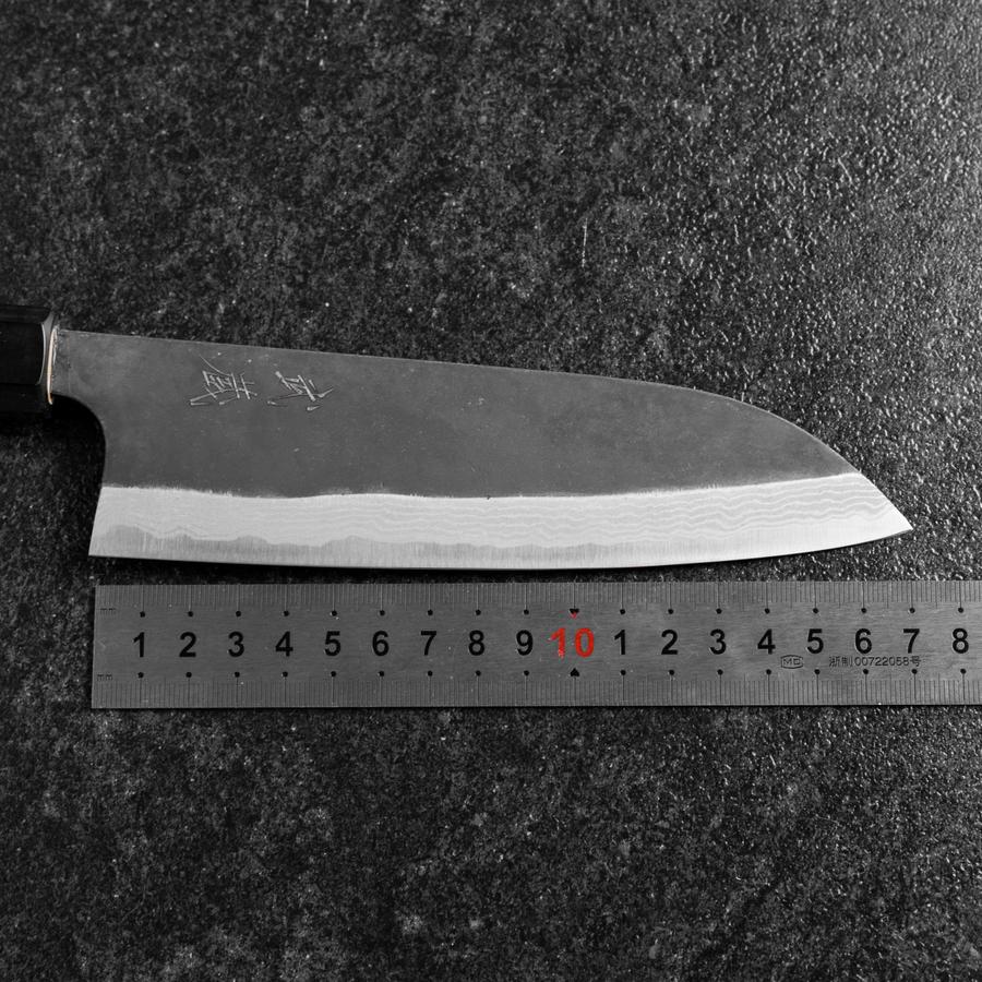 Santoku Blue Steel #2 Kurouchi Damast Büffelhorn und Magnolienholz Griff 170mm - Image 7