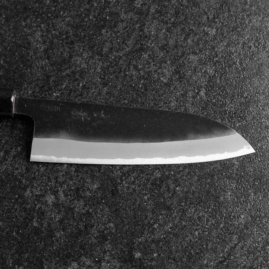 Santoku White Steel #2 Edelstahlummantelung Kurouchi Büffelhorn und Magnolienholz Griff (Kurigata) 170mm - Image 7