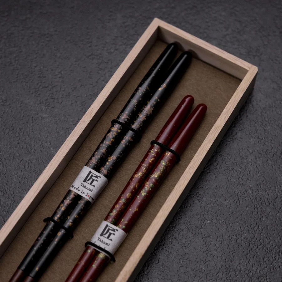 Urushi Gasumi Essstäbchen Set Rot 210mm und Schwarz 230mm Lackiertes Holz mit Paulownia-Holzbox - Image 3
